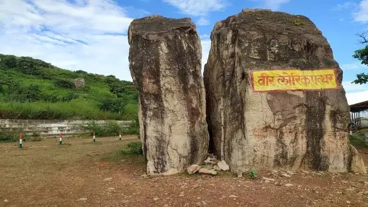 सोनभद्र एक पर्यटक स्थल-: वीर लोरिक पत्थर से जुड़े ऐतिहासिक तथ्य (Energy Capital Of India - Switzerland Of the India) - Sonbhadra