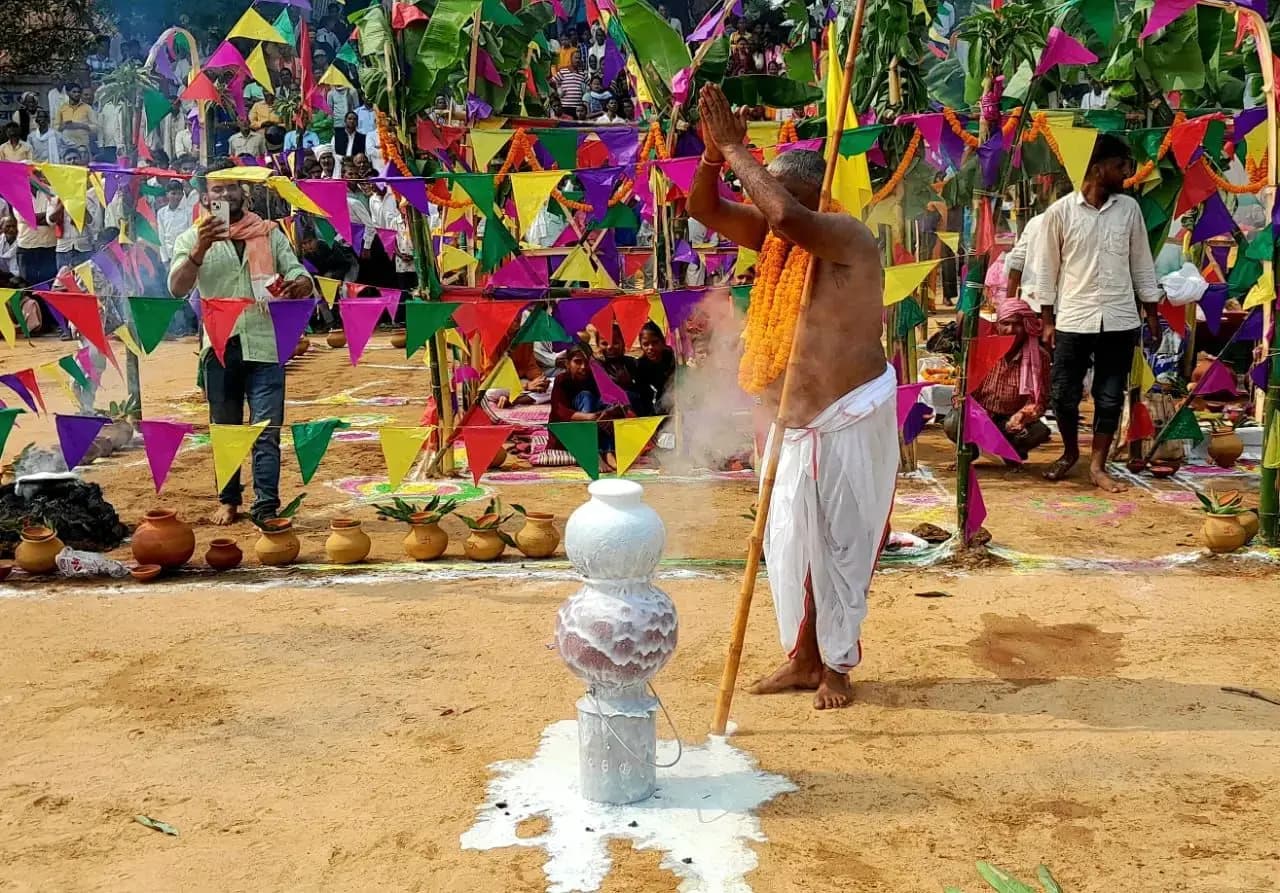 गोवर्धन पूजा में गाजीपुर के बाबा जगदीश पंथी ने सुखे उपले में मन्त्र से अग्नि प्रज्ज्वलन कर आस्था का प्रदुर्भाव कर मंत्र मुग्ध किया ।