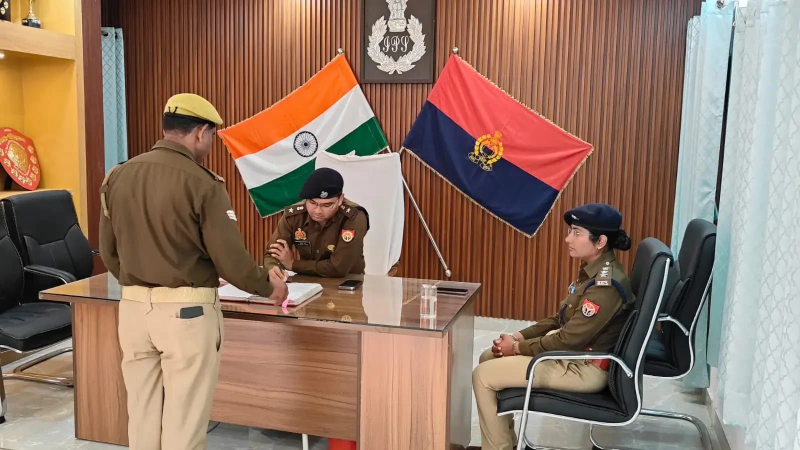 रिज़र्व पुलिस लाइन चुर्क में साप्ताहिक शुक्रवार परेड, एसपी ने लिया सलामी व किया गहन निरीक्षण।