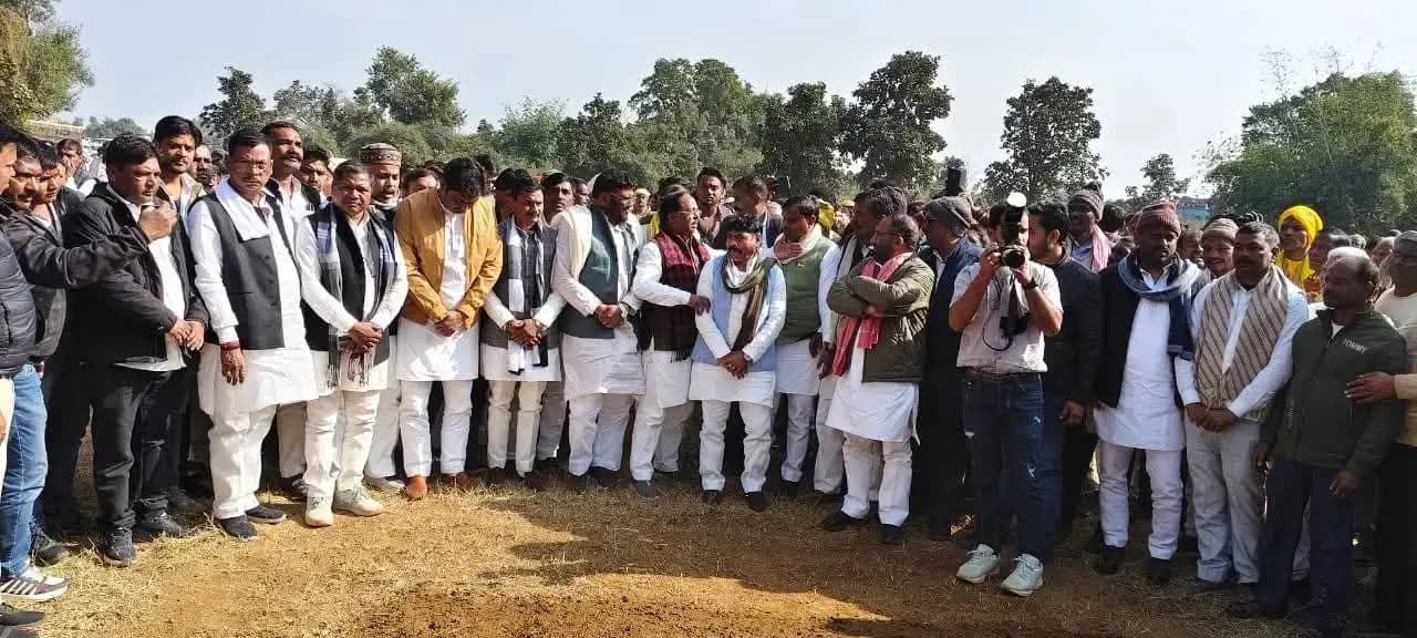 दुद्धी: गार्ड ऑफ ऑनर के बीच गोंडवाना रीति से हुआ पूर्व मंत्री विजय सिंह गौड़ का अंतिम संस्कार, अंतिम दर्शन को उमड़ा जनसैलाब।