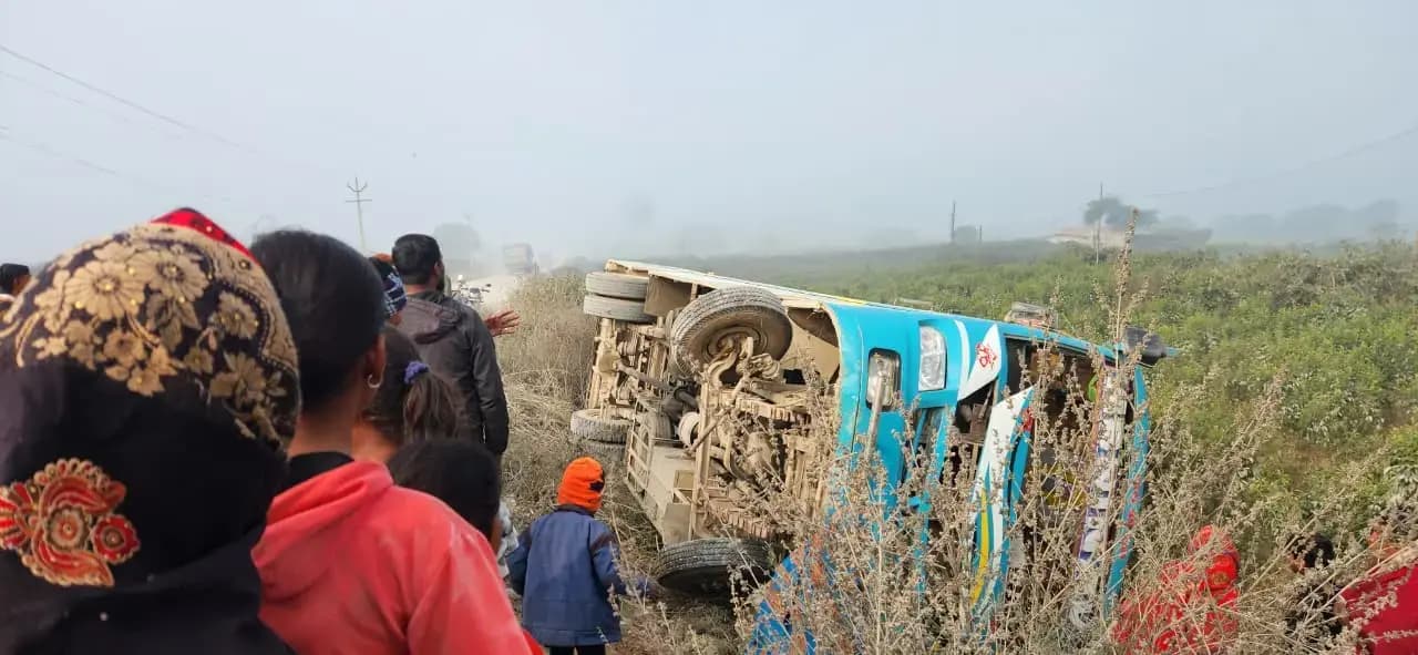 सोनभद्र में बड़ा सड़क हादसा: सवारी से भरी प्राइवेट बस अनियंत्रित होकर पलटी, पांच घायल