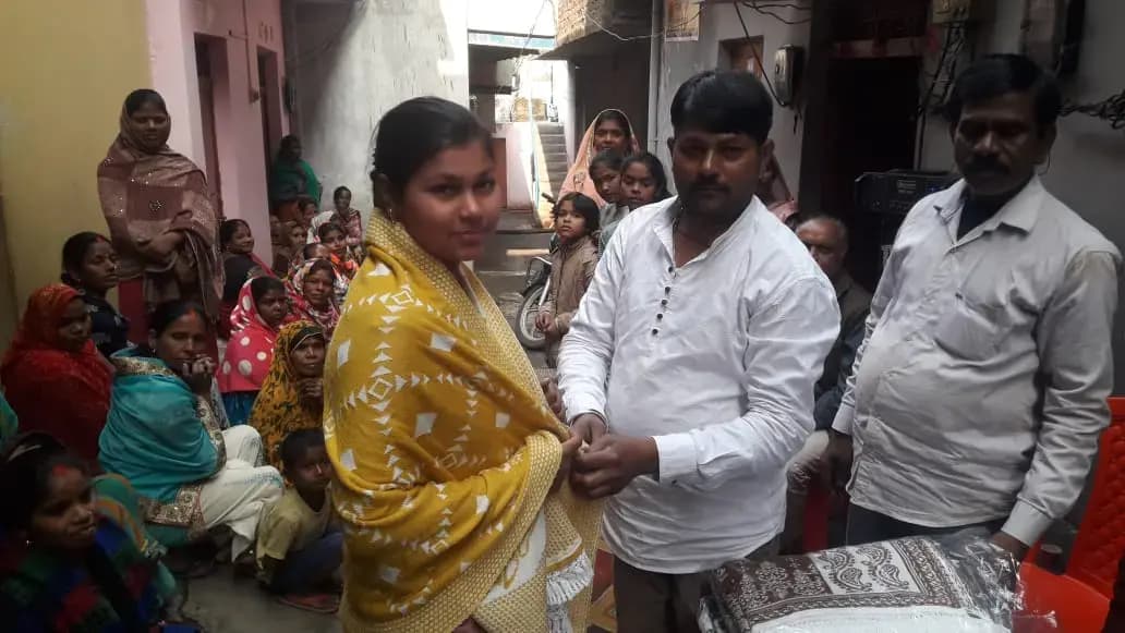 रेनुकूट में नव वर्ष पर गरीबों को मिले शाल, सोनू शाह सभासद ने असहाय परिवारों में बांटे, चेहरे पर आई खुशी।