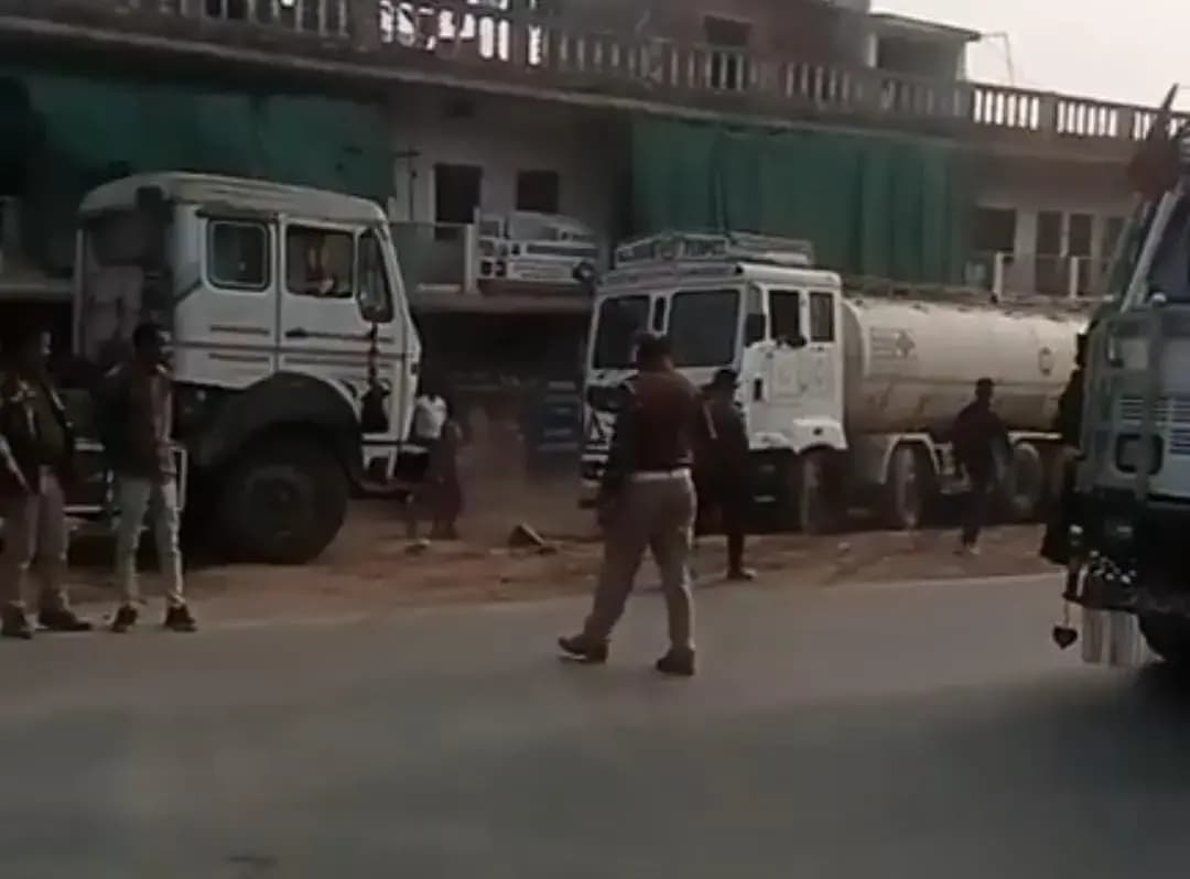 टैंकर की चपेट में आने से बाइक सवार की दर्दनाक मौत, टैंकर चालक गिरफ्तार।