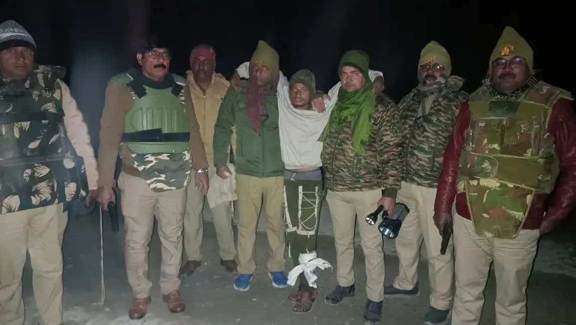 कोन पुलिस को बड़ी कामयाबी: महिला का भेष बनाकर हाईवे लूटने वाला ₹10 हजार का इनामिया बदमाश मुठभेड़ में घायल, अवैध असलहा बरामद