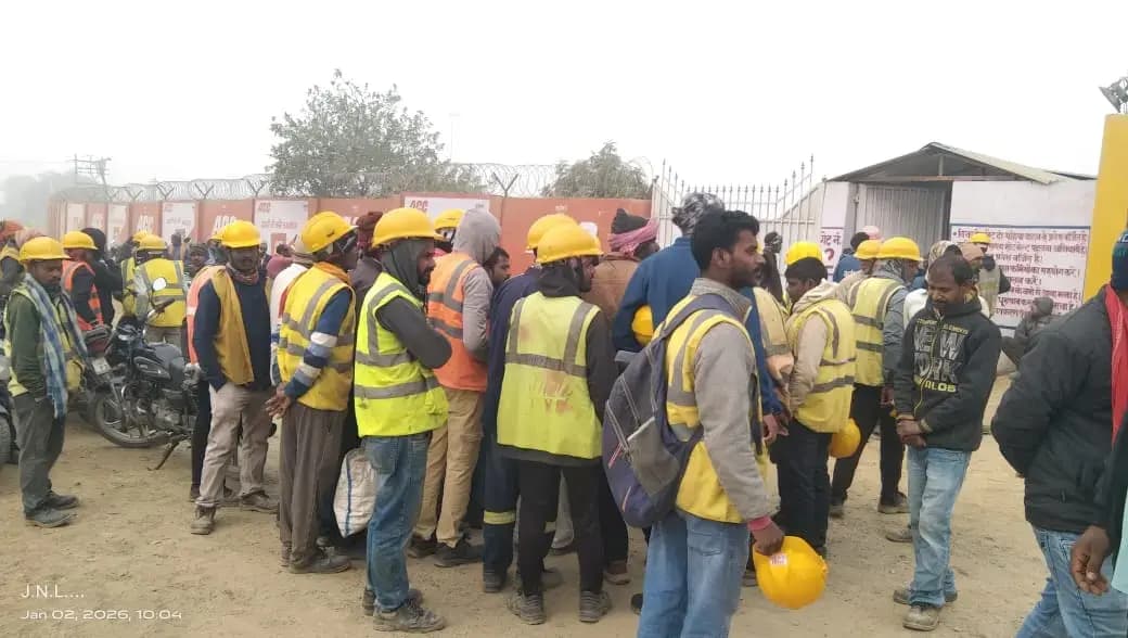 दो महीने से मजदूरी न मिलने से मजदूरों ने गेट पर किया विरोध।