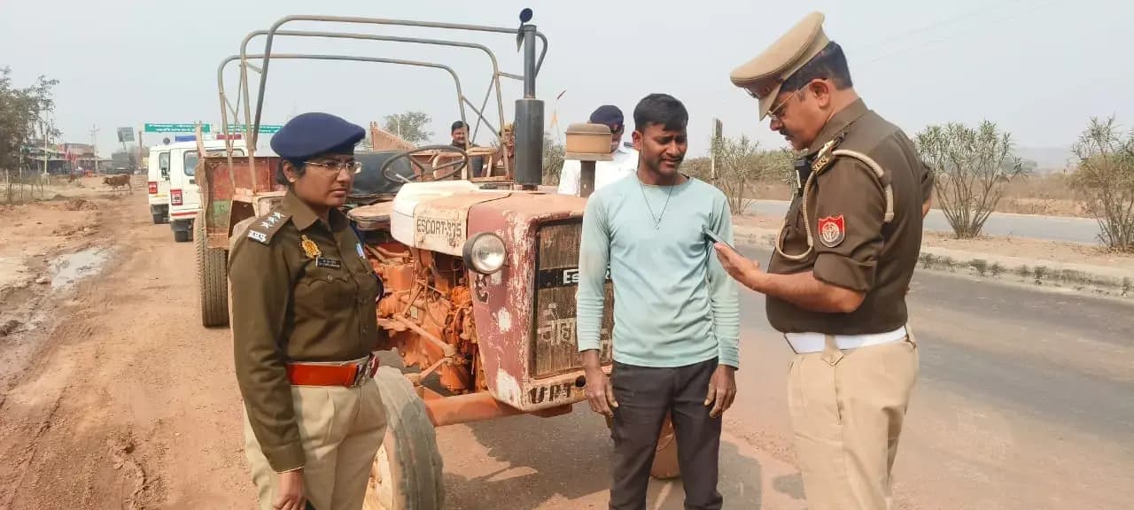 सड़क दुर्घटनाओं की रोकथाम के लिए यातायात पुलिस की सख्त कार्रवाई, सड़क किनारे खड़े वाहनों पर चला अभियान