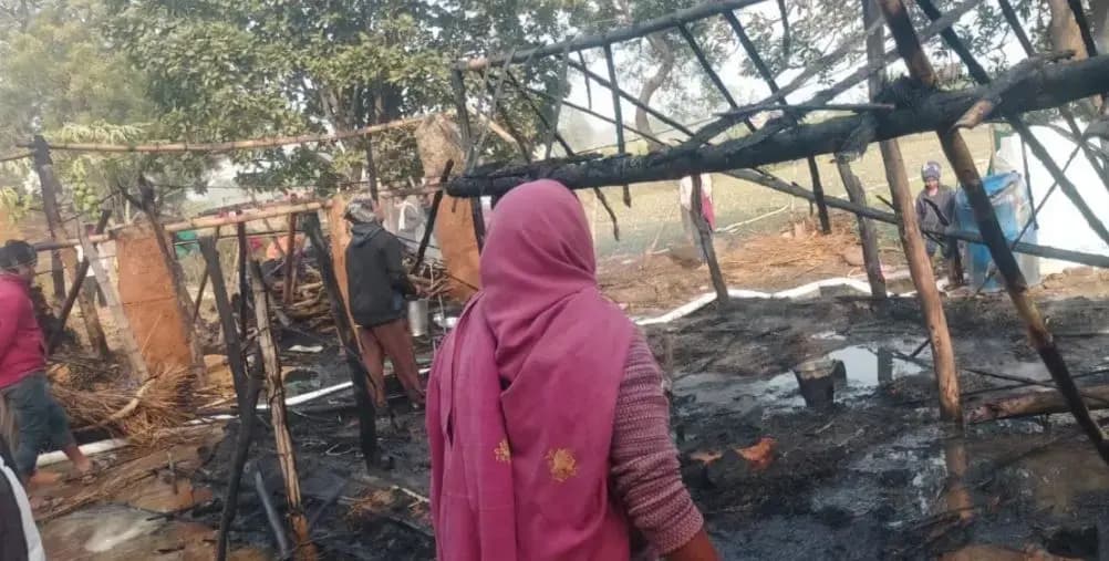 बिजली के शॉर्ट सर्किट से लगी आग, हजारों की संपत्ति जलकर राख.