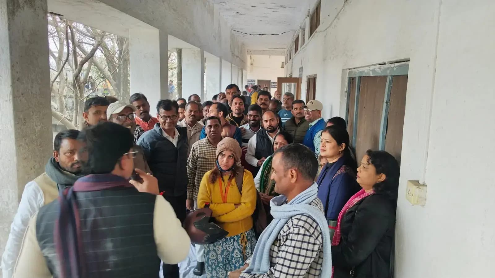 Sonbhadra News: वेतन व एरियर भुगतान में लापरवाही पर शिक्षकों का धरना, आंदोलन की चेतावनी