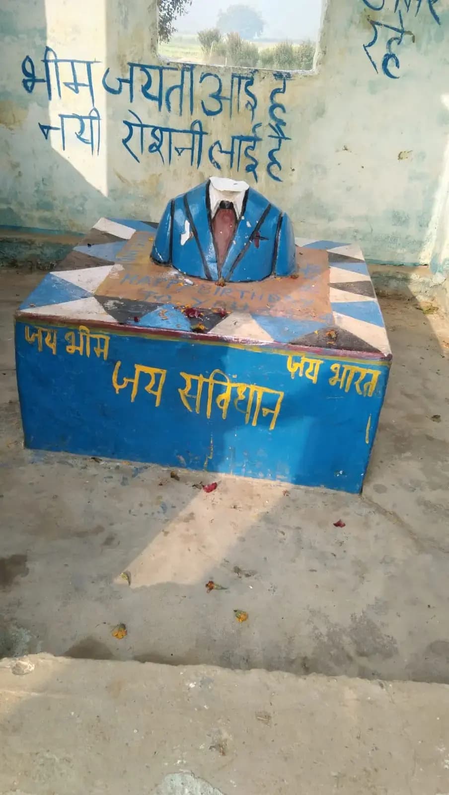 Sonbhadra News: असामाजिक तत्वों ने तोड़ी अंबेडकर मूर्ति,गांव में तनाव,मौके पर पुलिस फोर्स तैनात