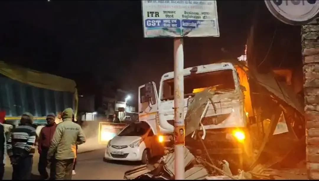 Sonbhadra News: अनियंत्रित ट्रक पांच दुकानों सहित 5 गाड़ियों को रौंदा, लाखों का नुकसान