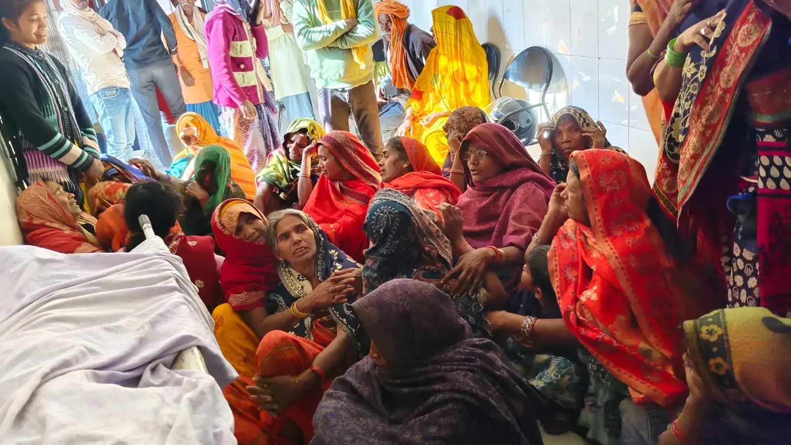 Sonbhadra Accident: तिलक समारोह से वापस लौट रहे युवक की सड़क दुर्घटना में मौत, दूसरा गंभीर