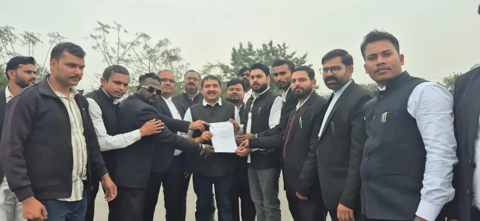 दुद्धी के अधिवक्ताओं में आक्रोश, टोल प्लाजा घटना पर सौंपा गया ज्ञापन