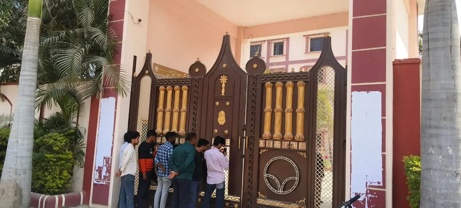 परीक्षा दौरान हरसेवानन्द विद्यालय प्रबंधन द्वारा कलेवा तथा ताबीज निकालने का एवीपी कार्यकर्ताओं ने किया कड़ा विरोध