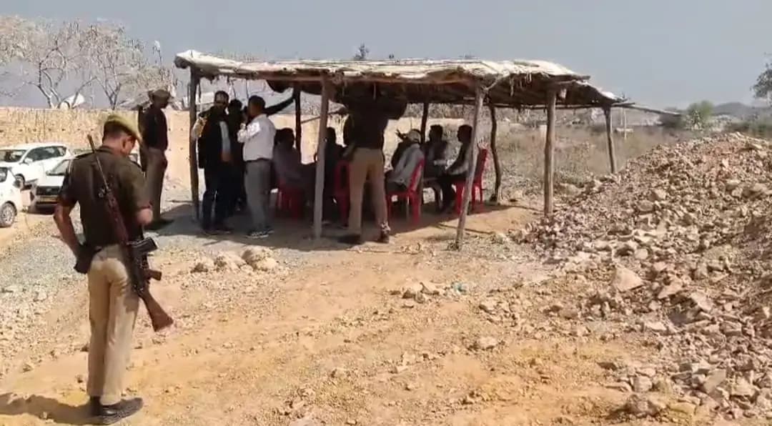 30 घंटे ,20 लाख की गहने व नगदी,आयकर विभाग की छापेमारी,सपा नेता इस्तियाक खान के खनन पट्टों पर की छापेमारी