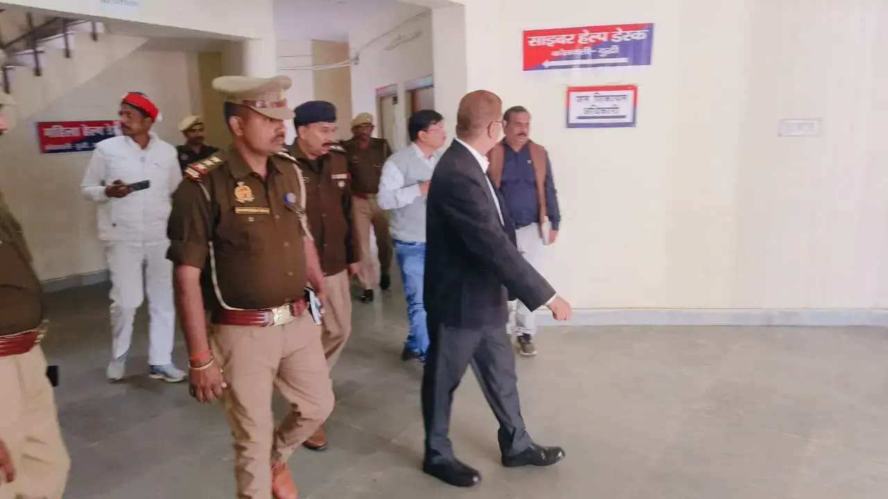 जिलाधिकारी सोनभद्र द्वारा थाना दुद्धी का किया गया निरीक्षण, सम्बन्धित को दिये गये आवश्यक दिशा निर्देश