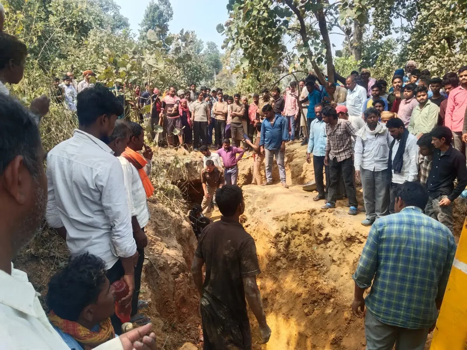 Sonbhadra News: जंगल में मिट्टी निकालने गई पांच महिलाएं मिट्टी का टीला धंसने से दबी, तीन की मौत, दो सुरक्षित