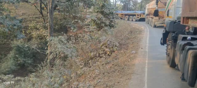 म्योरपुर: सड़क के दोनों ओर गड्ढे दुर्घटनाओं को दे रहे दावत, खतरनाक मोड़ बना जानलेवा.