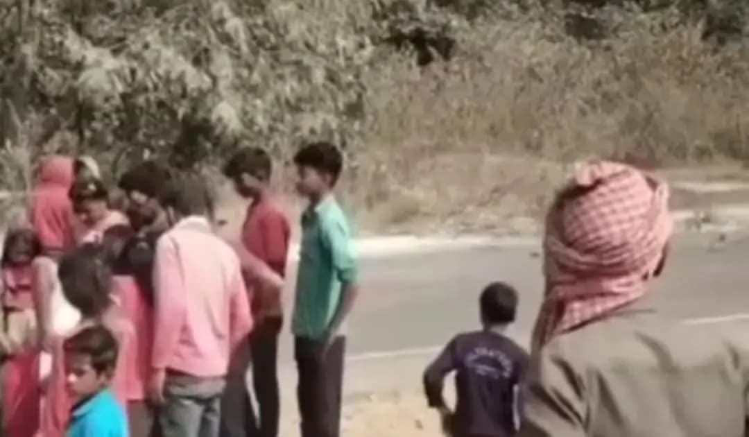 Sonbhadra News: अज्ञात वाहन की चपेट में एक मासूम बच्चे की दर्दनाक मौत।