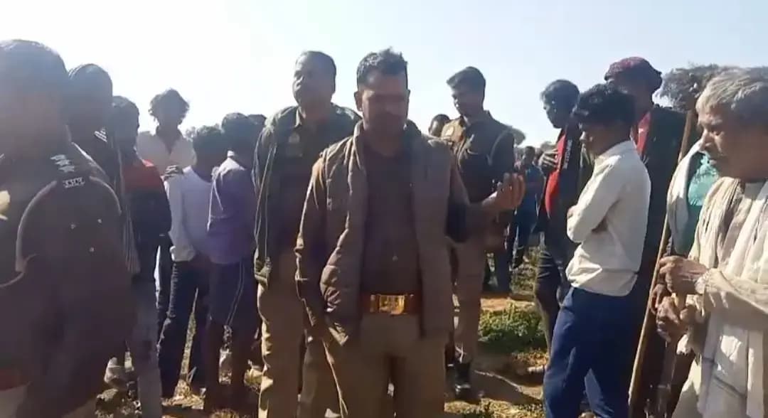 Sonbhadra News: ट्यूब पर बैठकर नदी पार कर रहे पति, पत्नी और चार वर्ष की मासूम गिरे नदी में, मासूम और महिला डूबे, दो शव बरामद