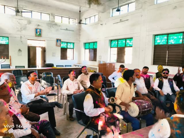एक दूजे को अबीर गुलाल लगाकर फाग गीतों के बीच ढोल मजीरे की थाप पर हुआ दुद्धी एवं सिविल बार एसोसिएशन का होली मिलन कार्यक्रम