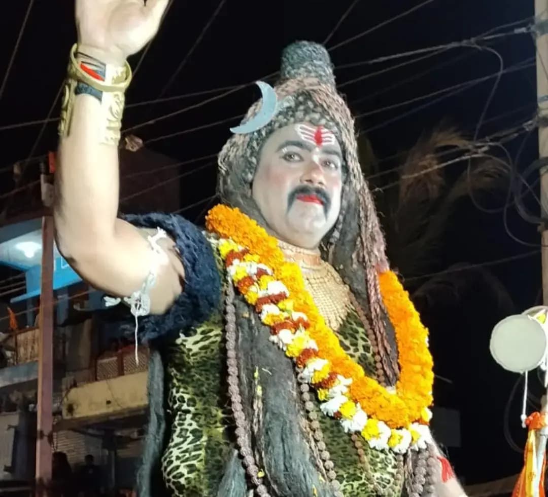 रेणुकूट में महाशिवरात्रि पर निकली भव्य शिव बारात, हजारों भगवा ध्वजों से सजा नगर