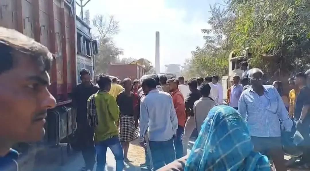 Sonbhadra News: सड़क हादसे में युवक की मौत, बेटी का इलाज के लिए आया था अस्पताल