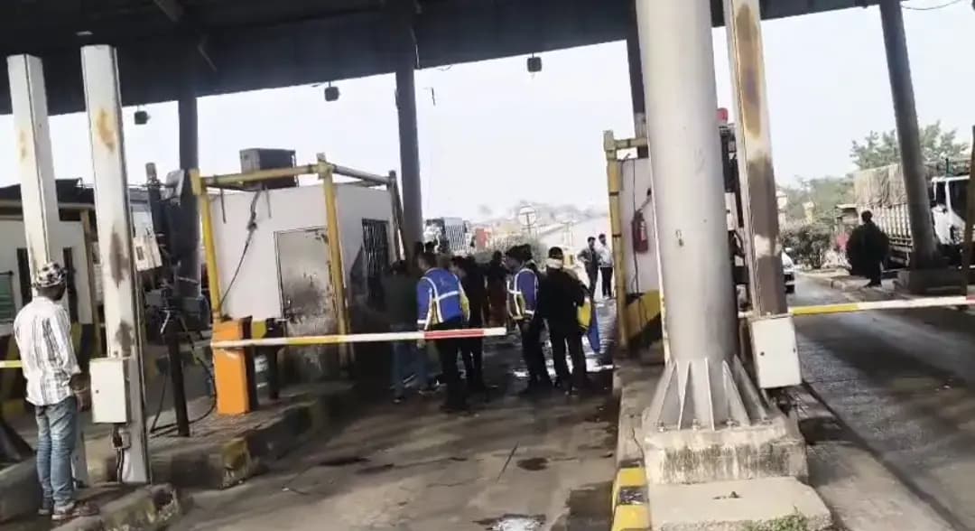 Sonbhadra breaking: टोल प्लाज़ा के कर्मी ने अधिवक्ता पर किया वार, अधिवक्ता सहित तीन घायल, मारपीट का वीडियो सोशल मीडिया पर वायरल