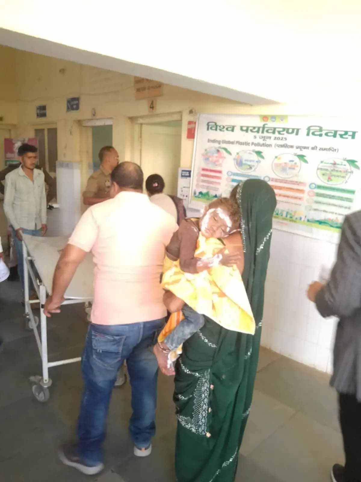 खाना बनाते समय गैस सिलेंडर लीकेज से लगी आग, दंपती और मासूम समेत चार लोग झुलसे