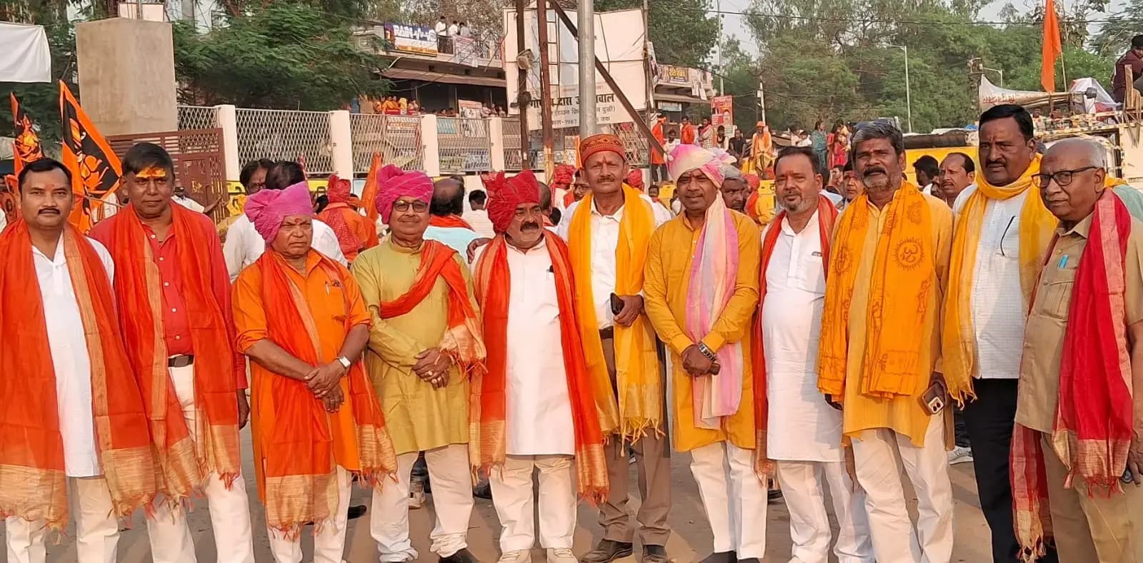 भव्य हैरतअंगेज श्रीराम नवमी पर कई अखाड़ों की युवतियों ने लाठी संग पुरुषों के साथ शक्ति का किया प्रदर्शन