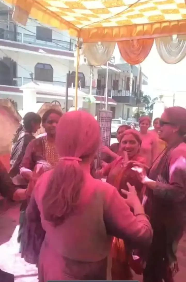 भजन, गीत, संगीत और नृत्य के साथ इंद्रपुरी कॉलोनी में धूमधाम से मनाया गया होलिका उत्सव.