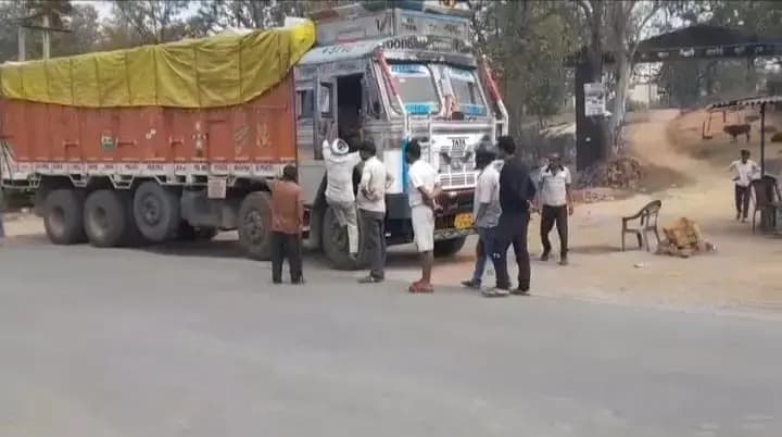 Sonbhadra news: ट्रको के आपस मे सट जाने के कारण ड्राइवरो मे हुई नोकझोंक,ग्रामीणो की मदद से मामला हुआ शांत