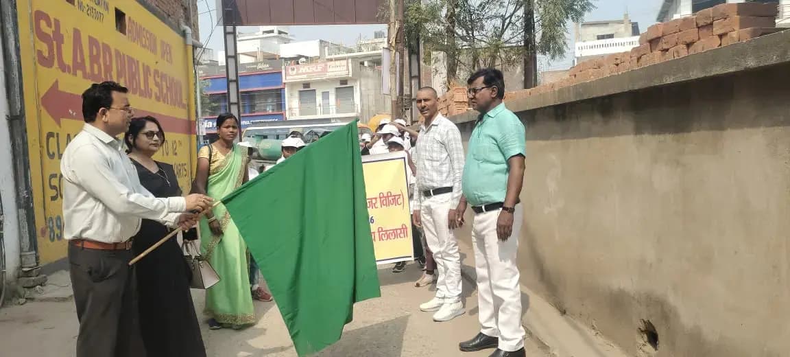 खण्ड शिक्षा अधिकारी ने हरी झंडी दिखाकर रवाना किया छात्रों का दल, स्कूल ट्विनिंग प्रोग्राम के तहत सीबीएसई विद्यालय का किया भ्रमण