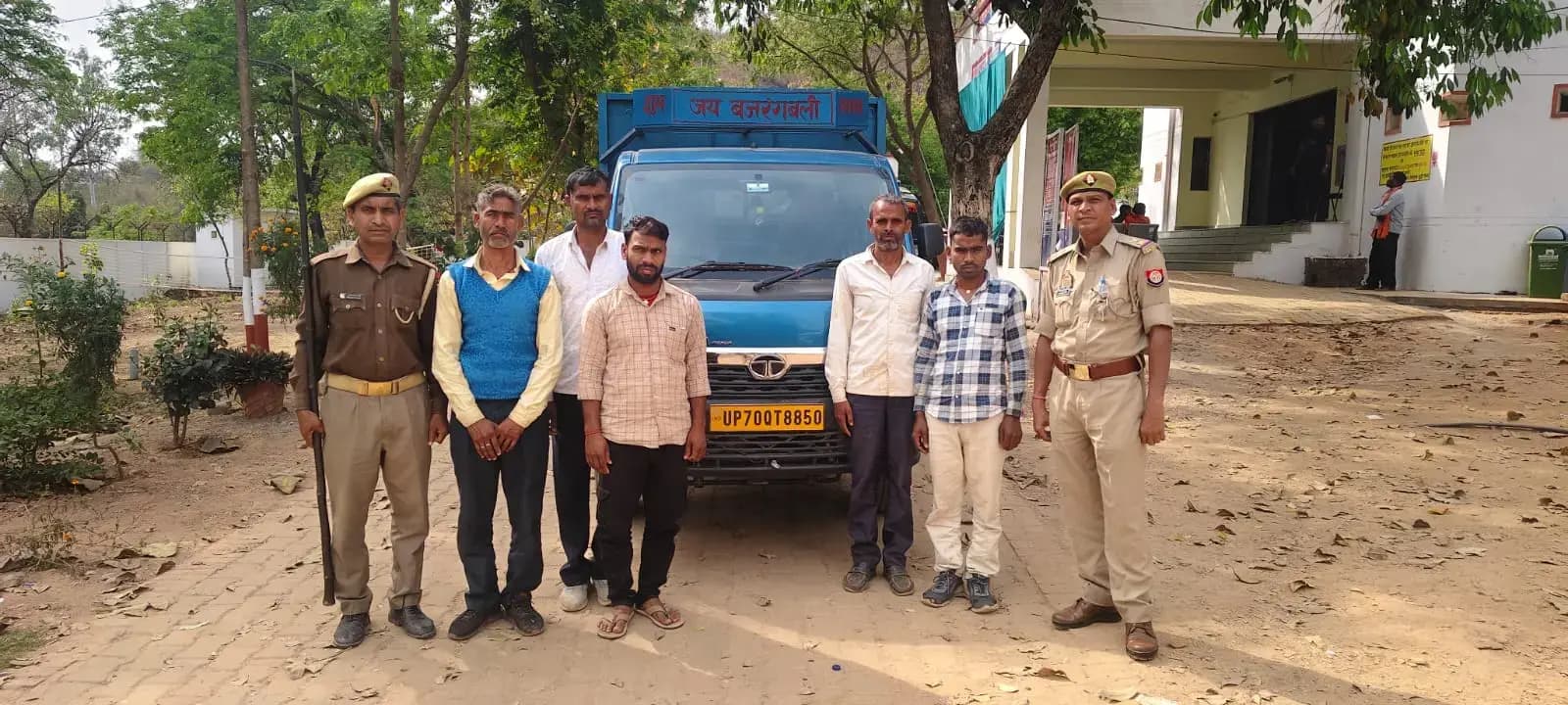 Duddhi: 3 गायों को 'छोटे हाथी' में क्रूरता पूर्ण ठूसकर झारखंड ले जा रहे 5 तस्कर गिरफ्तार, वाहन जब्त