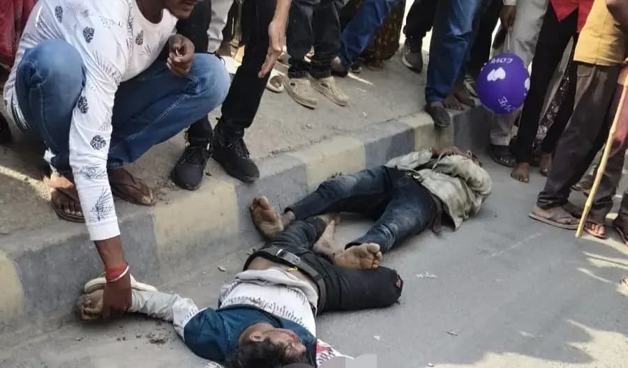 सड़क हादसा: नवमी के दिन डाला वैष्णो मंदिर के सामने क्रेन ने बाइक सवार को मारा जोरदार टक्कर एक की मौत दो घायल