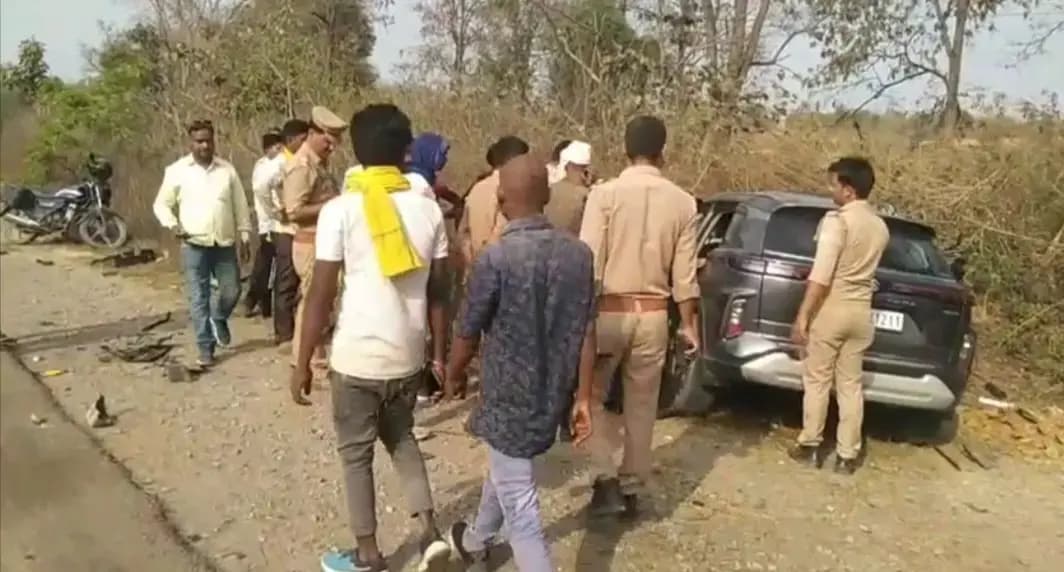 Sonbhadra Accident: विपरीत दिशा से आ रहे ट्रक ने कार में मारी टक्कर, पति की मौत, पत्नी व बेटा घायल