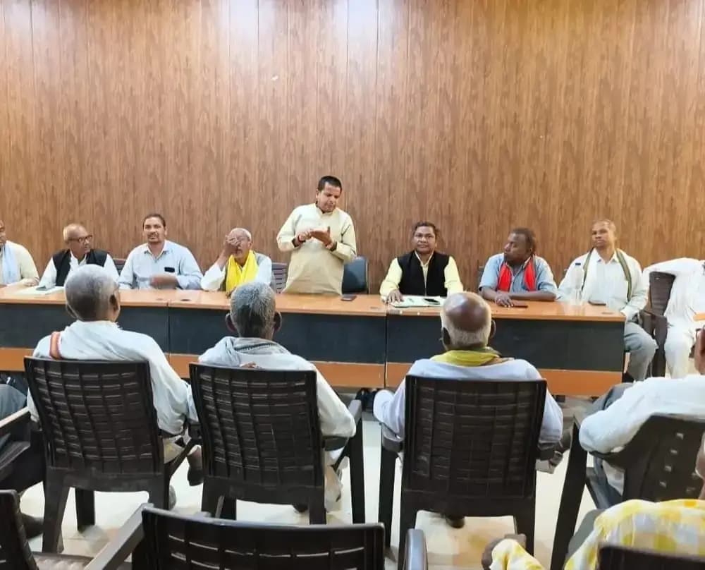 आरक्षण के मुद्दे पर ब्लॉक प्रमुख ने आदिवासी समाज के दिग्गजों के साथ की अहम बैठक