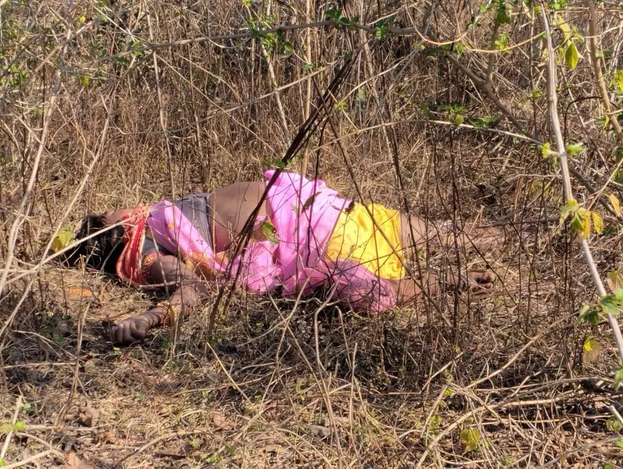 संदिग्ध परिस्थितियों में जंगल में मिला महिला का शव,जांच में जुटी पुलिस