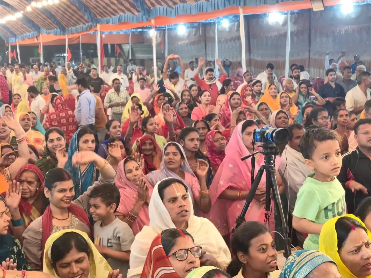 वृंदावन के बांके बिहारी, हमसे पर्दा करो न मुरारी… भक्ति रस में डूबा कथा यज्ञ का पांचवां दिन।