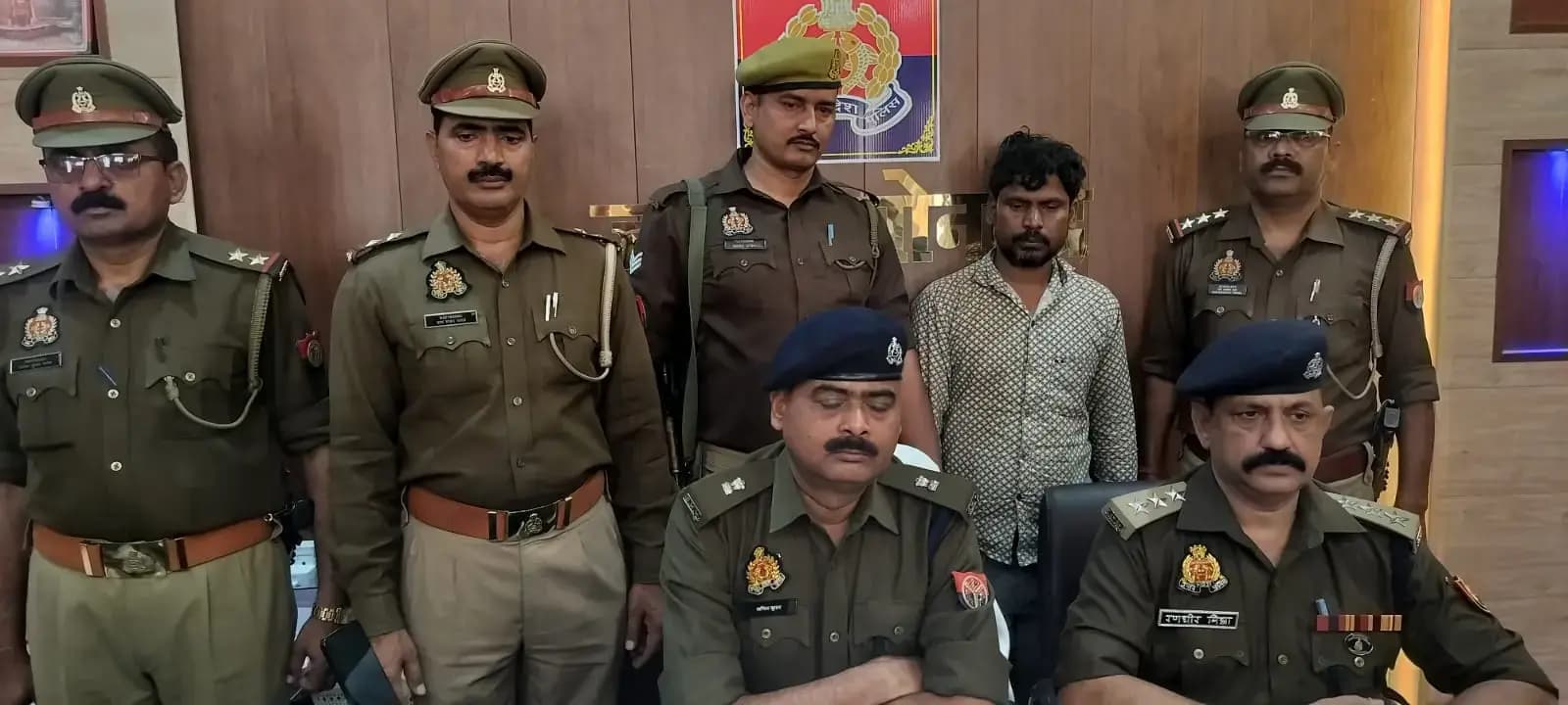 Sonbhadra crime: पुलिस ने अंतर्राज्यीय तस्करी गिरोह का किया भंडाफोड़,150 किलो गांजा जब्त, चालक गिरफ्तार,चार आरोपी फरार