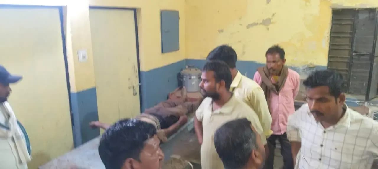 अनियंत्रित बाइक खाई में गिरी, चाचा की मौत, भतीजा गंभीर