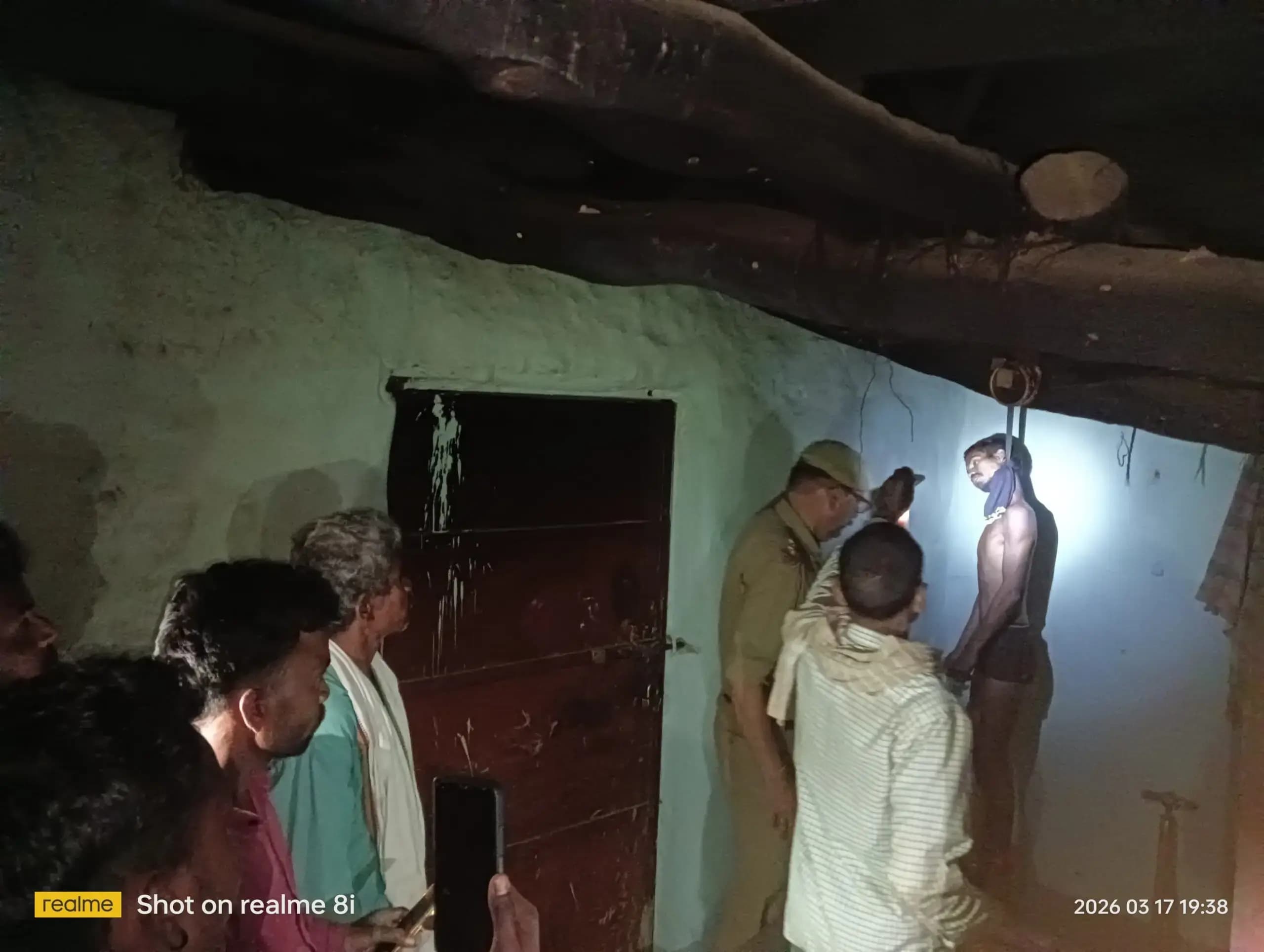 गमछा से लटकता मिला व्यक्ति का शव, मचा कोहराम