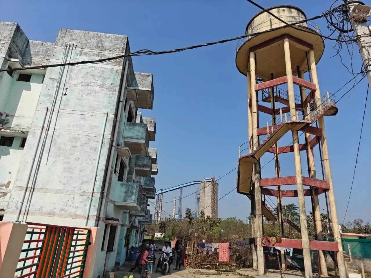 Sonbhadra: दुर्व्यवस्थाओ का शिकार चुर्क नगर पंचायत में बना आसरा आवास