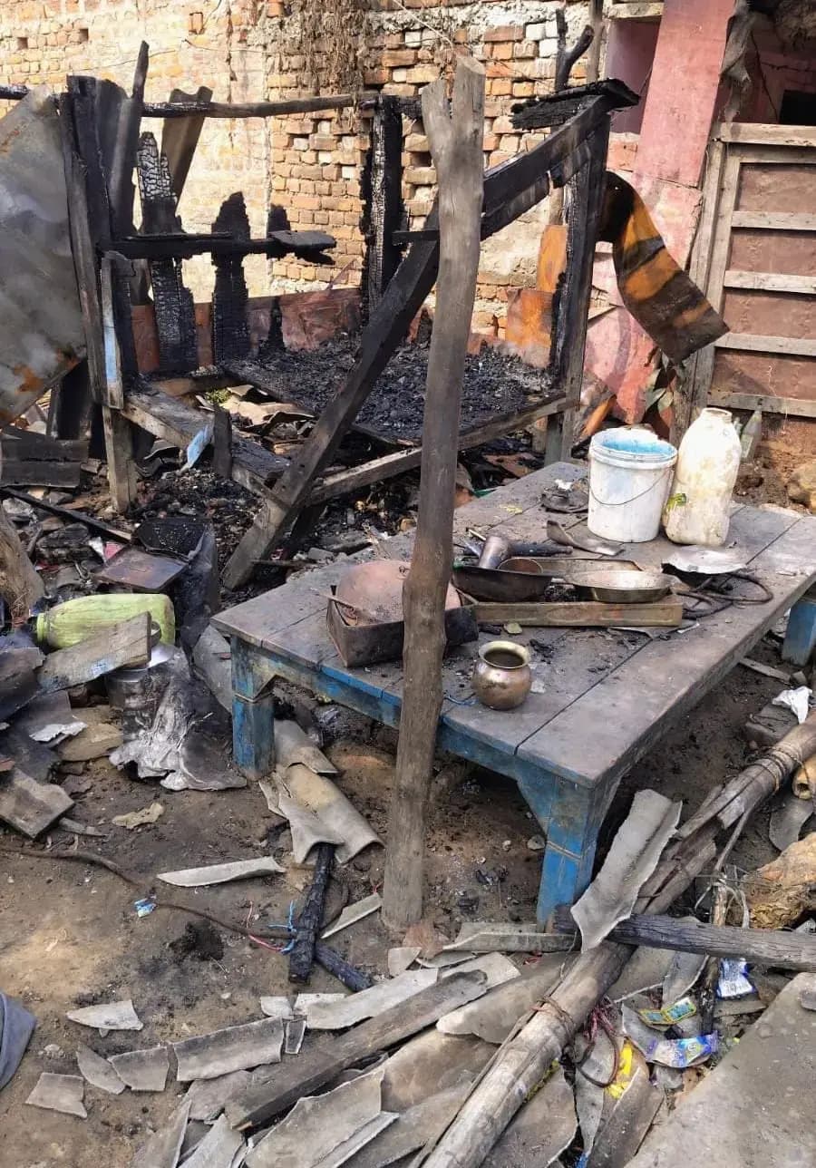 बिजली के तार से शार्ट सर्किट चाय पान के गुमती में लगा आग चार लोग घायल