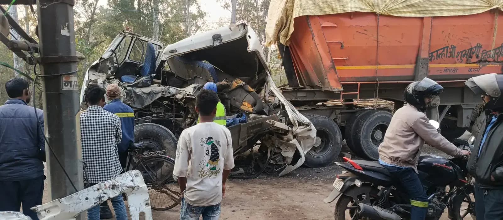 रेणुकूट में दो ट्रकों की आपस मे जबरदस्त टक्कर,VMart के पास हादसा, वाहन क्षतिग्रस्त, चालक केबिन में फंसा