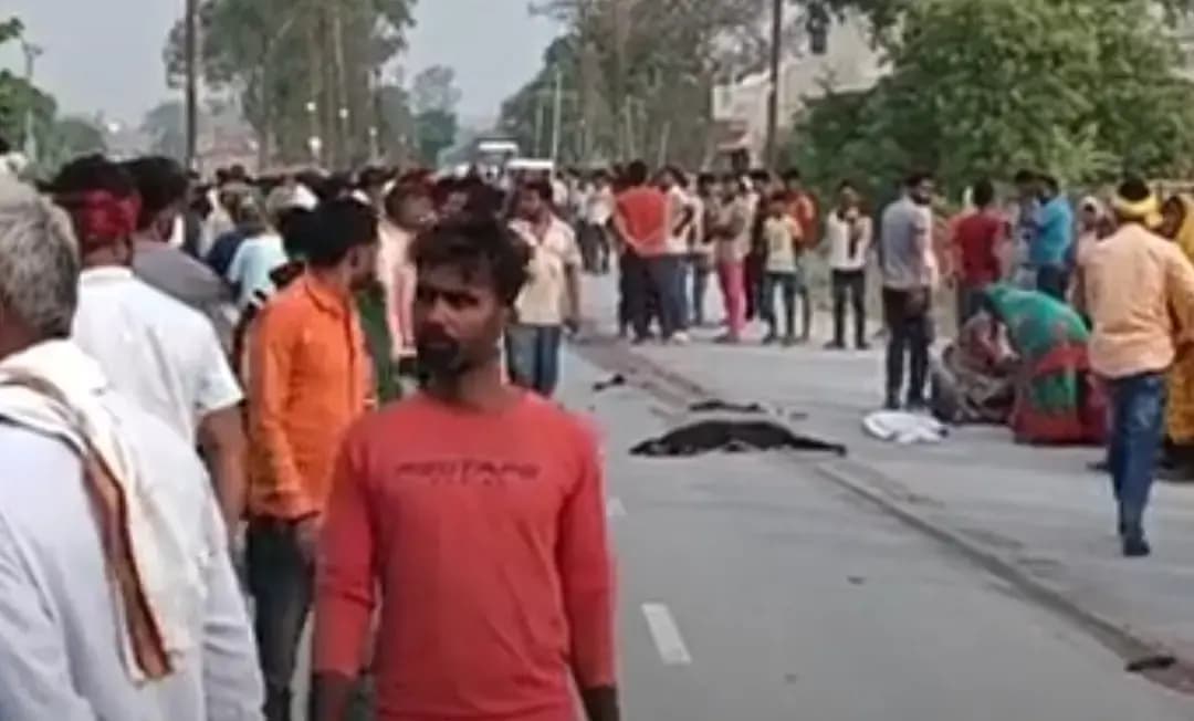Mirzapur Accident: तेज रफ़्तार का कहर, ट्रेलर ने बाइक सवार तीन लोगों को कुचला, मौत