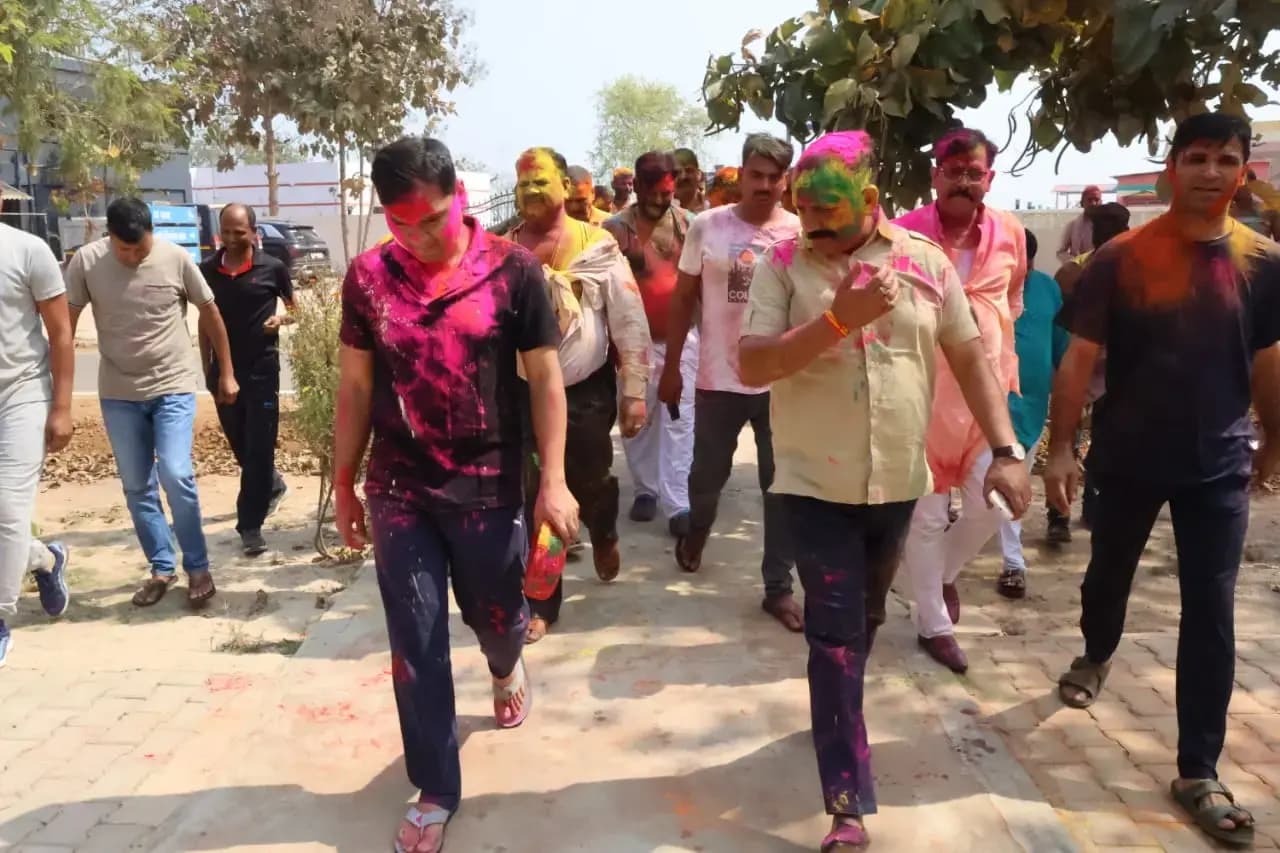 होली त्यौहार सकुशल सम्पन्न होने के उपरान्त पुलिस लाइन चुर्क में खेली गई पुलिस की होली