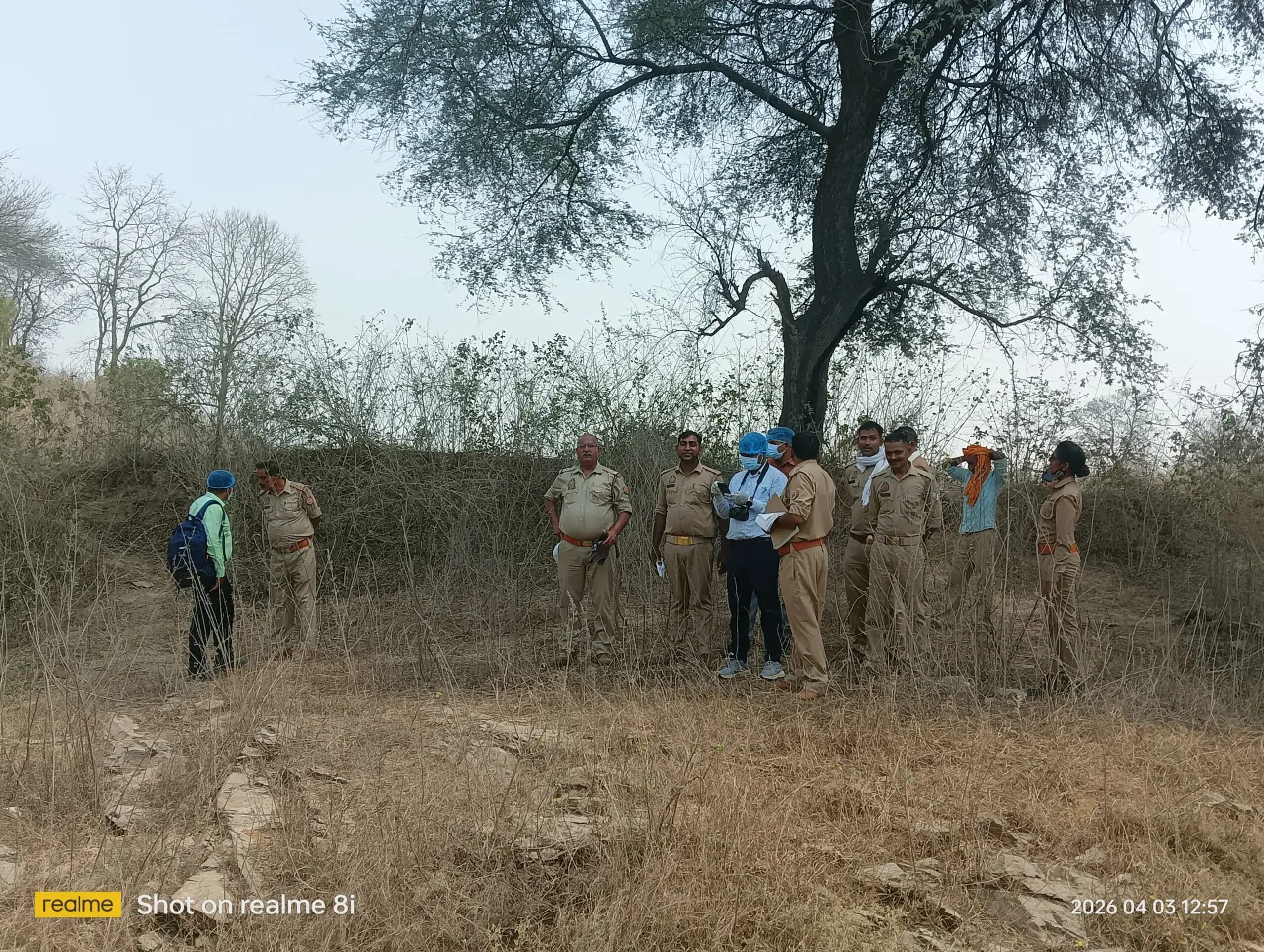 सड़ी गली अवस्था में एक अज्ञात अधेड़ महिला का मिला शव, मची सनसनी