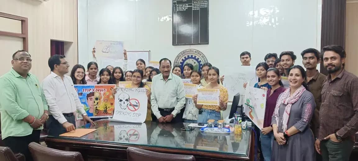 राजकीय इंजीनियरिंग कॉलेज सोनभद्र में नशा मुक्ति परिसर से युवाओं का उज्जवल भविष्य विषय पर पोस्टर प्रतियोगिता
