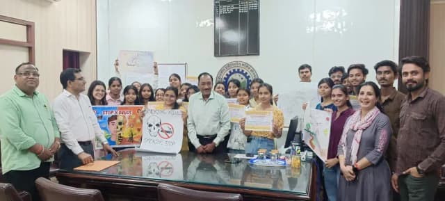 राजकीय इंजीनियरिंग कॉलेज सोनभद्र में नशा मुक्ति परिसर से युवाओं का उज्जवल भविष्य विषय पर पोस्टर प्रतियोगिता