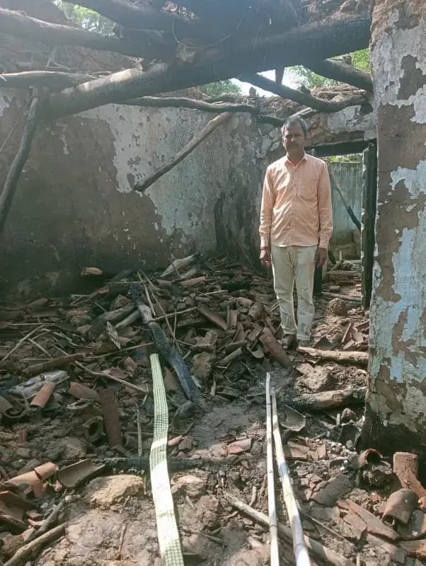 सागोबाध में अग्निकांड का कहर: रातों-रात राख हुआ जायसवाल परिवार का आशियाना